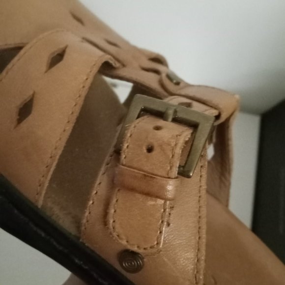 CLARKS Womens tan Leather slip on buckle sandals low heel flats boho EUC sz 9 - Picture 5 of 7